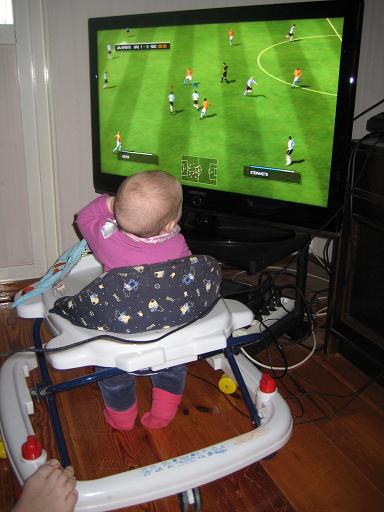 När killarna spelade fotboll fick hon nöja sig med att titta på. Lite ivägen bara.