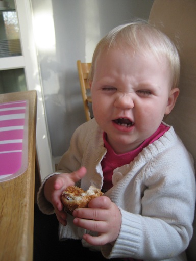 En busig unge äter macka.